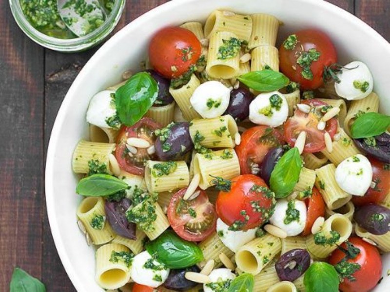 Pasta fredda con pesto, pomodorini e mozzarella