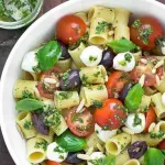 Pasta fredda con pesto, pomodorini e mozzarella