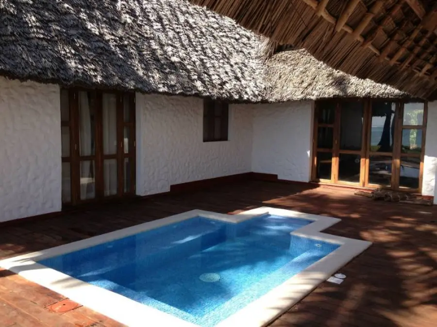 Costruire una piscina interrata senza permessi: si può?