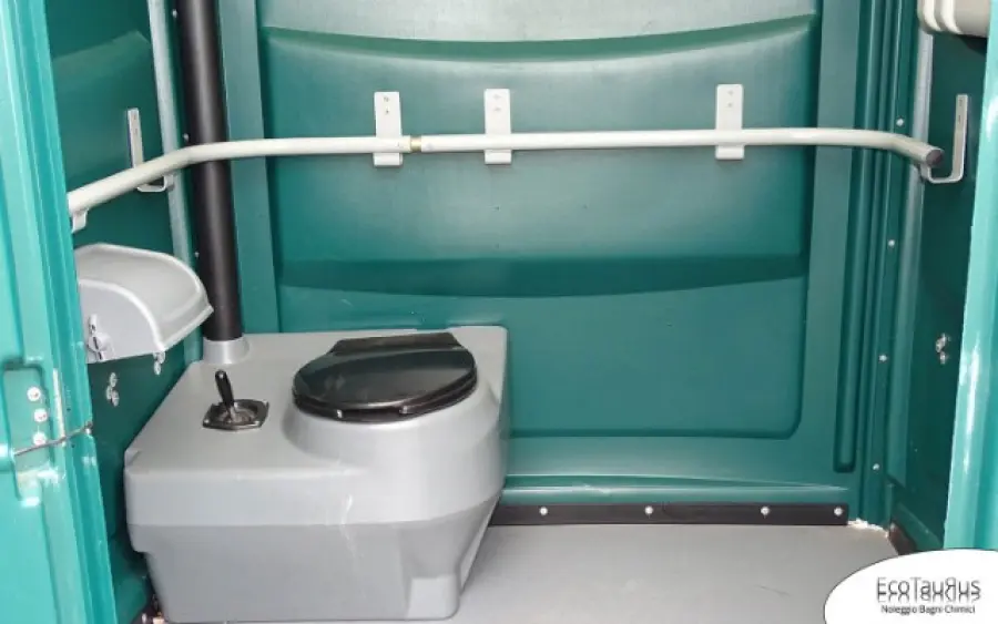 Noleggio Bagni chimici con docce per cantieri ed eventi